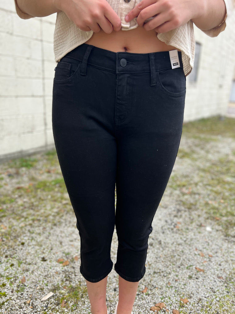 BLACK CAPRI JEANS